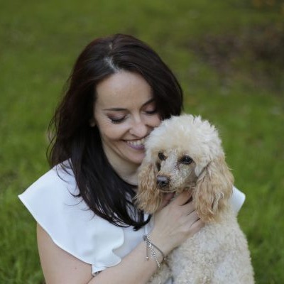 Ana Neira, profesora de español, con un perro en sus brazos