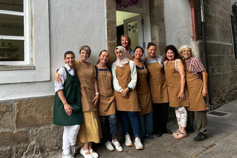 Participantes del programa de imersión lingüística y Ana Neira en el taller de cocina de Vía Nai